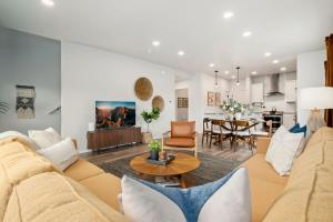 Ruang duduk di Mosaic Modern - Dog Friendly, Pool and King Suite