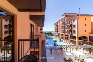 Resort pé na areia - Suítes JBVTOP内部或周边的泳池