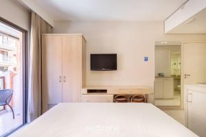 Resort pé na areia - Suítes JBVTOP的电视和/或娱乐中心