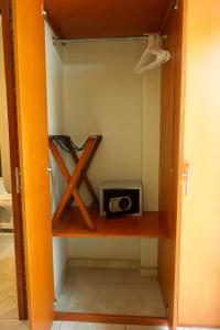 un pequeño armario con radio en una habitación en Hotel y Suites Los Encantos, en Sayulita