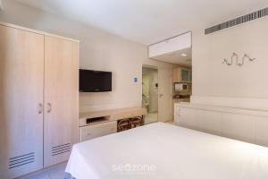 Resort pé na areia - Suítes JBVTOP的电视和/或娱乐中心