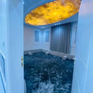 Φωτογραφία από το άλμπουμ του شقق فندقية جديدة متعددة الاحجام ديكور فخم مدخل ذكي σε Ταΐφ