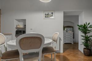 O bucătărie sau chicinetă la Valentina's Hideaway