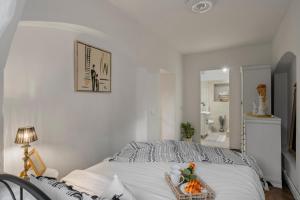 Un pat sau paturi într-o cameră la Valentina's Hideaway