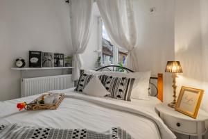 Un pat sau paturi într-o cameră la Valentina's Hideaway