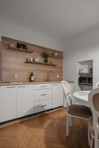O bucătărie sau chicinetă la Valentina's Hideaway