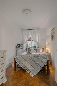 Un pat sau paturi într-o cameră la Valentina's Hideaway