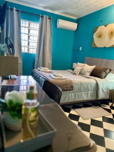Una cama o camas en una habitación de Downtown Room