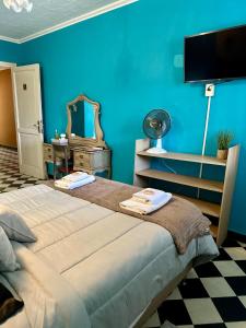 Una cama o camas en una habitación de Downtown Room