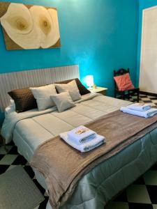 Una cama o camas en una habitación de Downtown Room