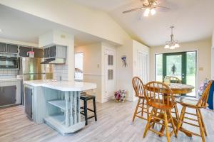 Dapur atau dapur kecil di Grand Lake Getaway with Boat Dock in St Marys!