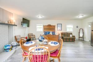 Χώρος καθιστικού στο Boat Dock Couples Grand Lake Getaway!