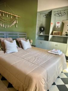 Una cama o camas en una habitación de Downtown Room