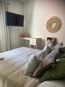 Una cama o camas en una habitación de Downtown Room