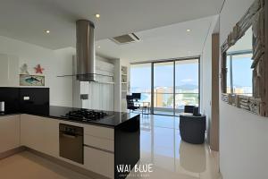 eine Küche mit Herd und Arbeitsplatte in der Unterkunft Wai Blue/Luxury Beachfront/ Bello Horizonte/ TTO03 in Playa Dormida