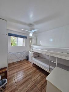 una habitación con dos literas y una ventana en Apartamento 201, en Guaratuba