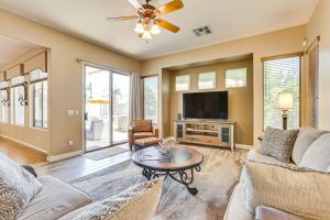 Televiisor ja/või meelelahutuskeskus majutusasutuses Peoria Desert Oasis Less Than 10 Mi to Spring Training!