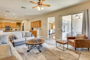 Köök või kööginurk majutusasutuses Peoria Desert Oasis Less Than 10 Mi to Spring Training!