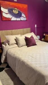 Una cama o camas en una habitación de Downtown Room
