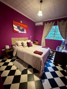 Una cama o camas en una habitación de Downtown Room