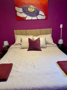 Una cama o camas en una habitación de Downtown Room