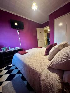 Una cama o camas en una habitación de Downtown Room