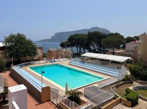 una gran piscina frente al agua en Mondello D'Amare, en Palermo