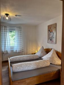 a bedroom with two beds and a window at Ferienwohnung Naturtraum in Mistelgau