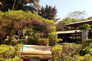 a house with a garden and a swimming pool at Recanto das Águas in Britânia