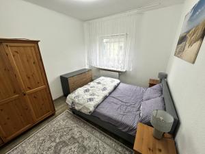 a small bedroom with a bed and a window at Doppelzimmer mit Gemütlichkeit in Nürnberg