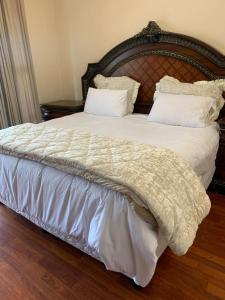 Ένα ή περισσότερα κρεβάτια σε δωμάτιο στο Luxurious 3-bedroom Penthouse in Sandton
