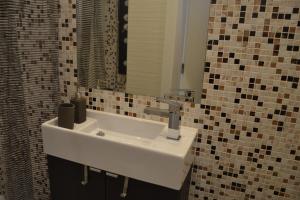 uma casa de banho com um lavatório e um espelho em New charming flat in the Heart of Lisbon em Lisboa
