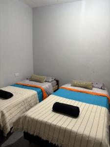 une chambre avec deux lits jumeaux dans une pièce dans l'établissement La Parcela, à Recreo 9 autres photos