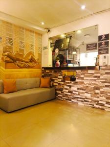 メデジンにあるHotel Casa Girardot Medellinの店前のソファ付き待合室 +33枚の写真