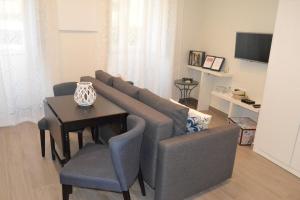 uma sala de estar com um sofá e uma mesa em New charming flat in the Heart of Lisbon em Lisboa