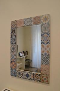 um espelho numa parede com azulejos em New charming flat in the Heart of Lisbon em Lisboa