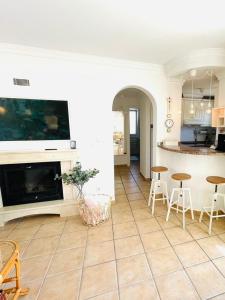 Il dispose d'une cuisine et d'un salon avec du carrelage. dans l'établissement Villa Carla, à Oliva