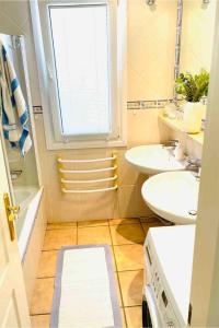 une salle de bain avec deux lavabos et une machine à laver dans l'établissement Villa Carla, à Oliva