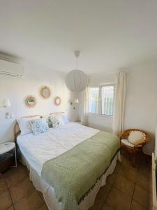 une chambre avec un grand lit et une fenêtre dans l'établissement Villa Carla, à Oliva