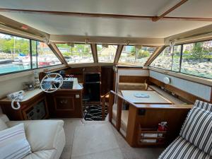 een kleine boot met een bureau in het midden bij HatTrick Sea View in Halifax +1 foto