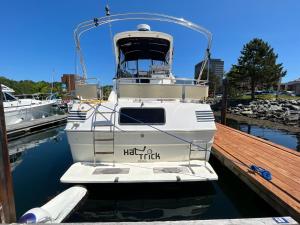 een boot is aangemeerd bij een dok bij HatTrick Sea View in Halifax