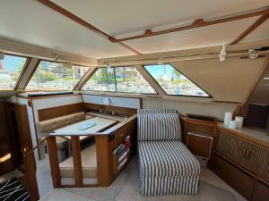 een kamer met een bureau en een stoel in een boot bij HatTrick Sea View in Halifax