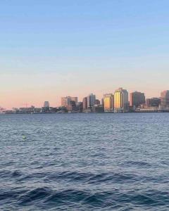 uitzicht op een stad vanuit een waterlichaam bij HatTrick Sea View in Halifax