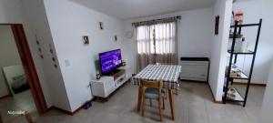 TV a/nebo společenská místnost v ubytování -Departamento céntrico de 1 dormitorio
