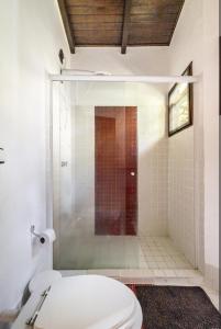 ein Badezimmer mit Toilette und Glasdusche in der Unterkunft Casa Juréia com piscina aquecida, a 350m da praia - Litoral Norte in São Sebastião + 59 Fotos