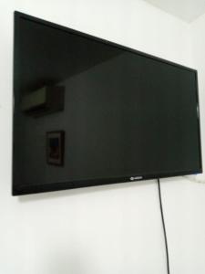 a flat screen tv hanging on a wall at Pousada La Floratta in Paulista