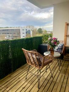 ブルージュにあるAppartement au bord du lacのパティオ(テーブル、デッキチェア付)