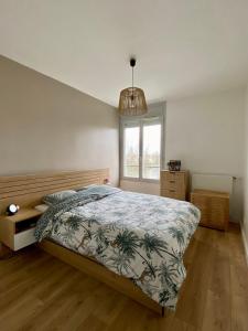 ブルージュにあるAppartement au bord du lacのベッドと窓のある寝室