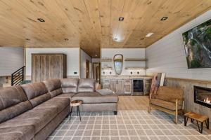 a living room with a couch and a fireplace at sugar mountain lodge in Blue Ridge