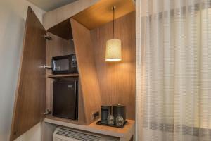 a kitchen with a microwave and a coffee maker and a microwave at Courtyard by Marriott London in London